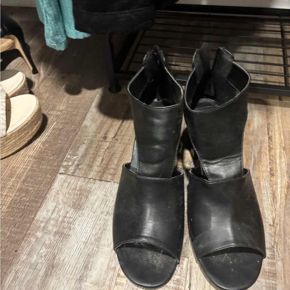 Black Minimalist Sandals with Open Toe Design
